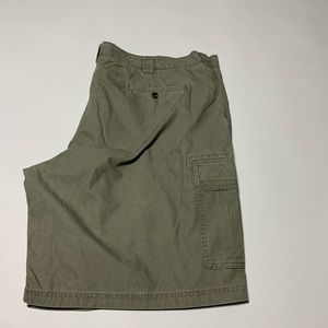 LL BEAN mens olive green cargo shorts 46